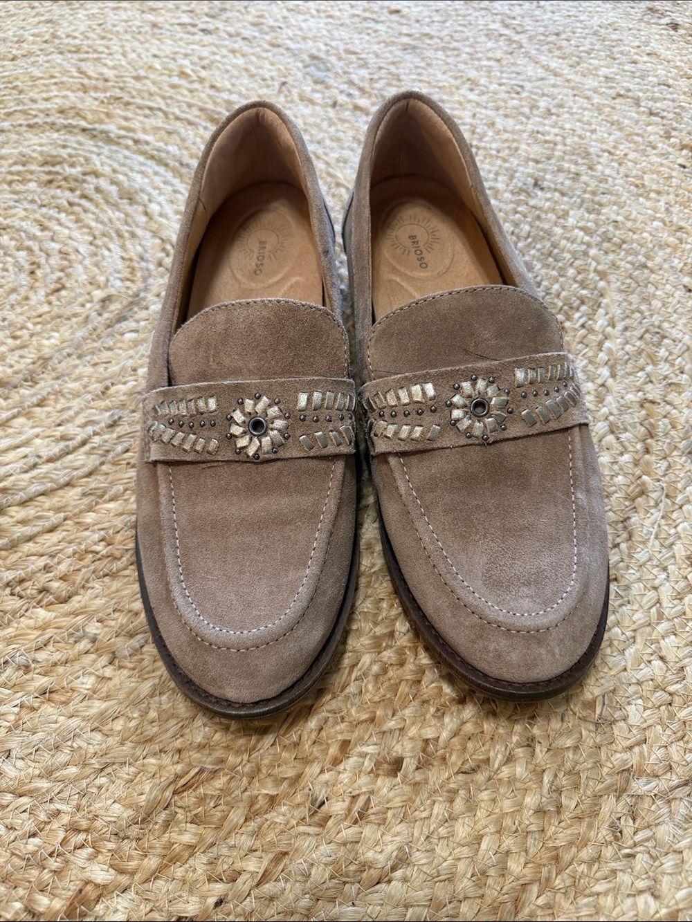 Women’s Brioso suede genuine leather tan loafers with gold accents! Size 8.5 M